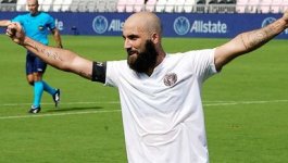 385x218-arjantinli-golcu-gonzalo-higuain-futbolu-birakma-karari-aldi-1649164833675.jpg